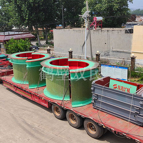 鑿井絞車廠家鶴壁雙民發(fā)往新疆的3米雙筒礦井提升機(jī)裝車出貨！